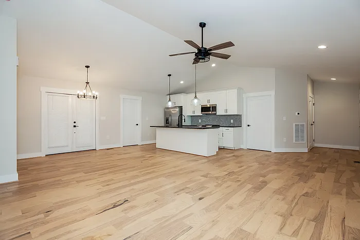 3 bed, 2.0 bath, 1388 sqft, $2,125 — Photo 4
