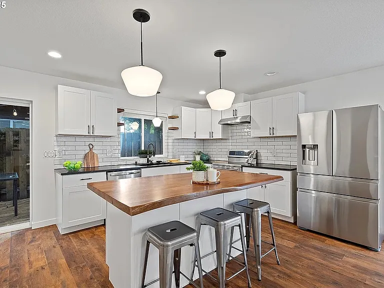 570 NE 55th Ave — Photo 7