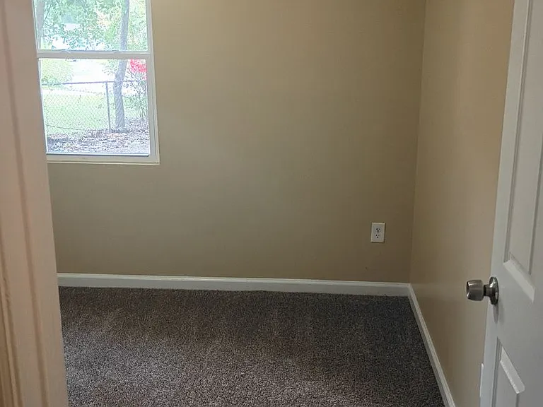 308 Stacie Ct — Photo 16