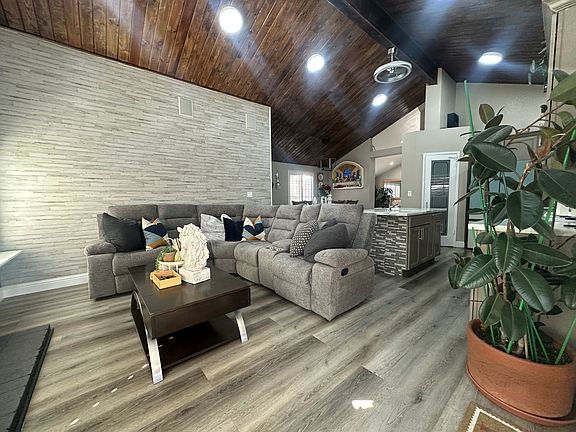 2nd image of 3739 Arlington Cir
