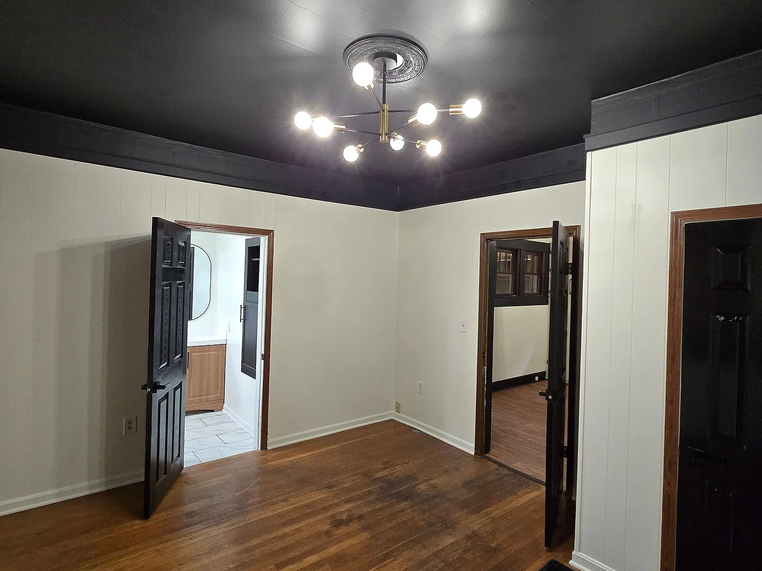 Charming Single-Family Home Near Downtown New Albany & Park, Water Included — Photo 4