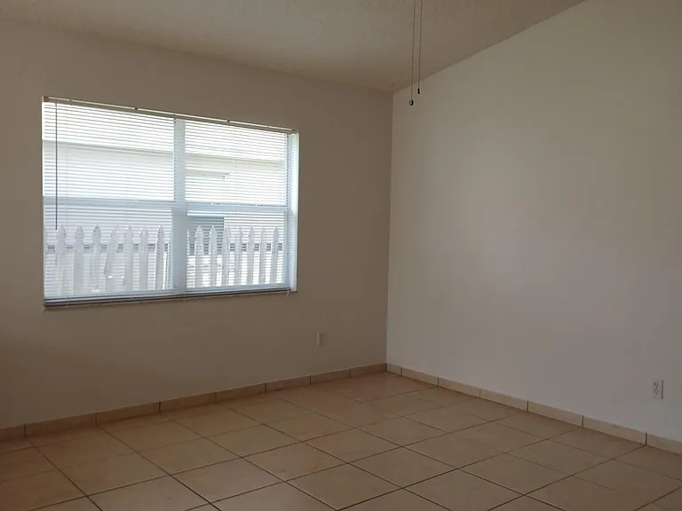 2219 Justin Ave — Photo 6