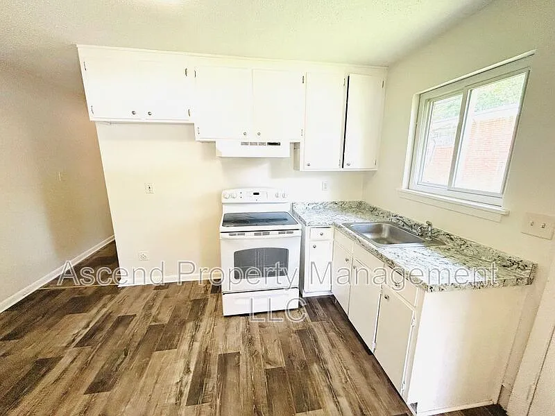 2 bed, 1.0 bath, $900 — Photo 3
