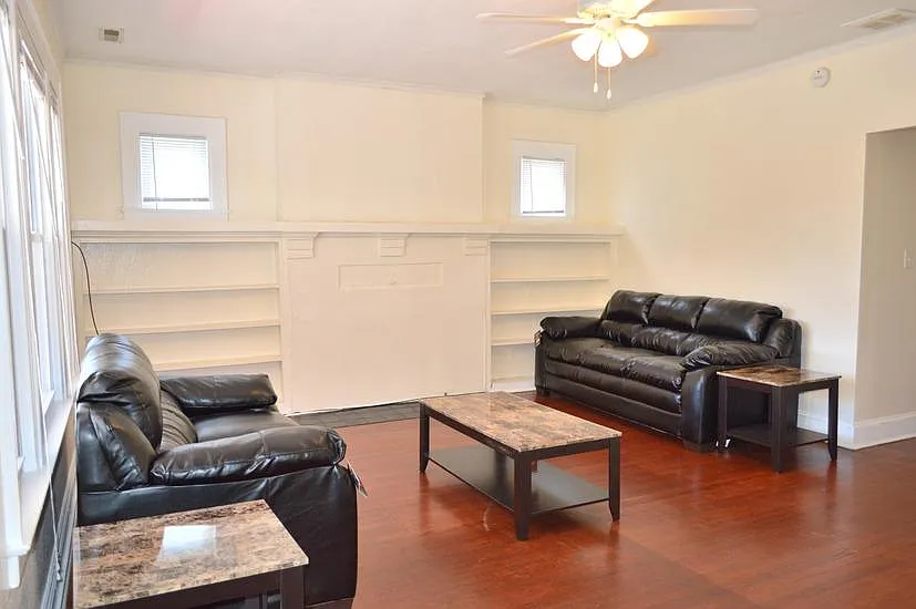4 bed, $2,800 — Photo 2