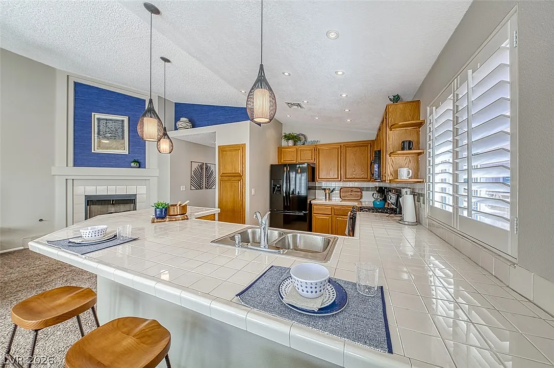 3 bed, 2.0 bath, 2036 sqft, $3,000 — Photo 2