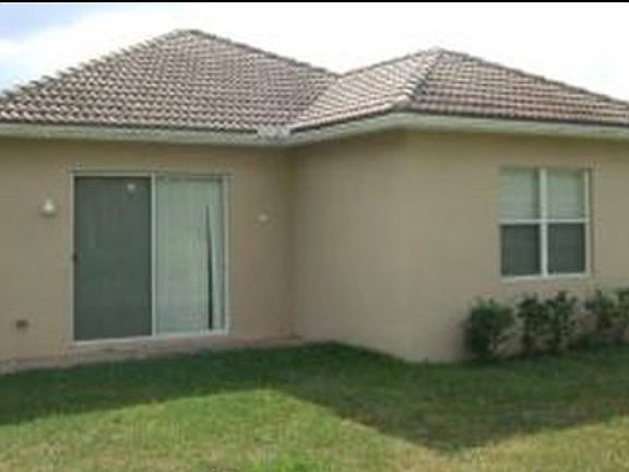 5th image of 858 NW Leonardo Cir