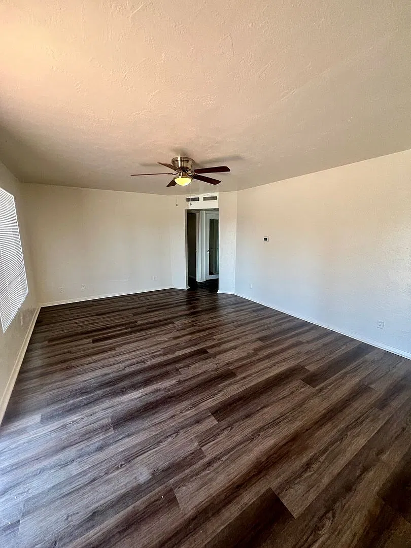 Wonderful home on large corner lot! — Photo 2
