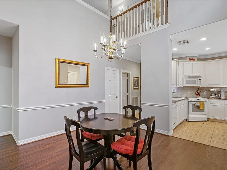 1014 Enclave Sq N — Photo 13