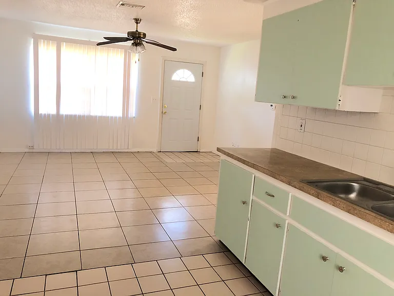 2089 Palm Way #B — Photo 2