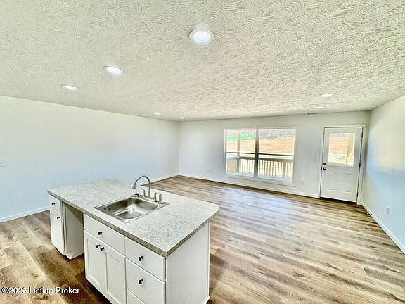 5th image of 140 Brookside Dr