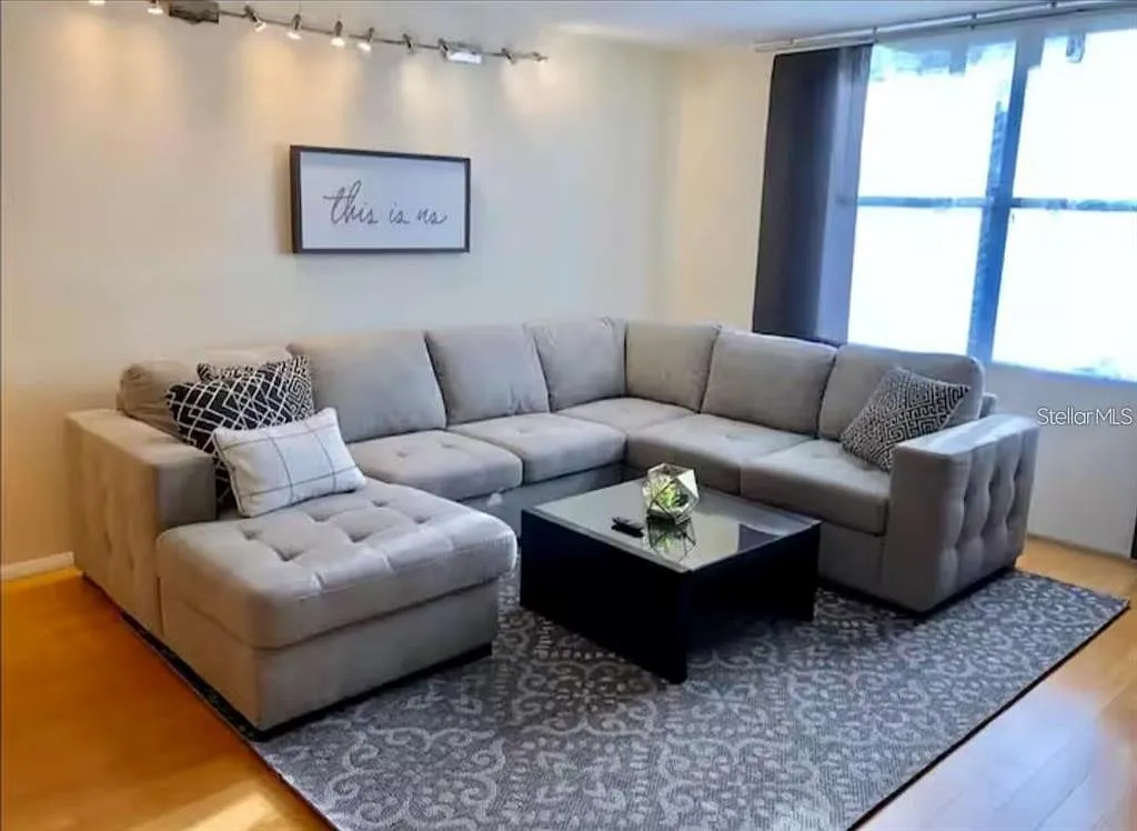 2 bed, 2.0 bath, 1030 sqft, $1,950 — Photo 2