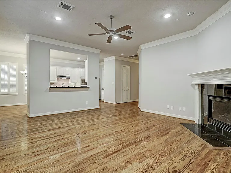 1302 W Park At Shady Villa — Photo 8