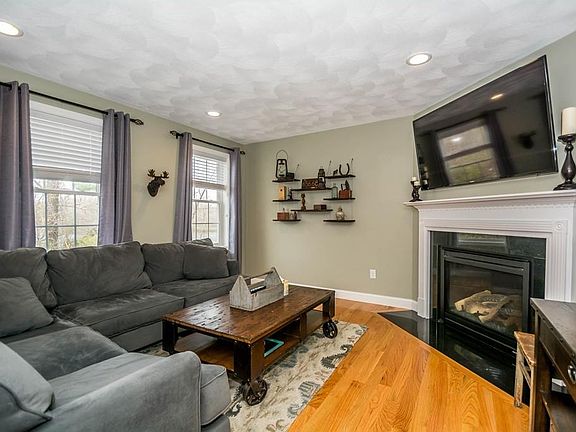 3rd image of 4 Alderwood Ave