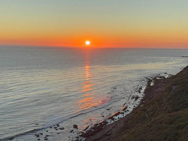 Sunset: 3 mins walk away