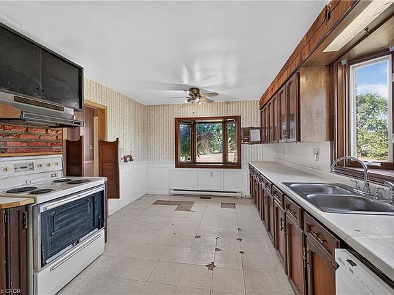 5th image of 1619 Snake Rd