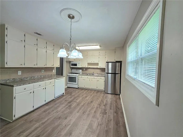 3460 Meadowview Dr — Photo 7