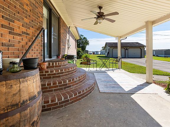 4th image of 987 Oakwood Dr