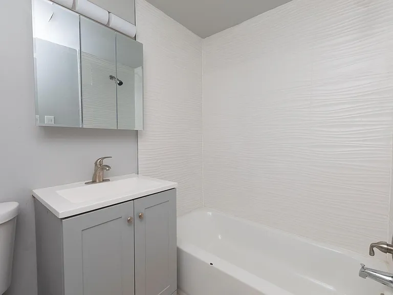 Wayne Court Apartments — Photo 12