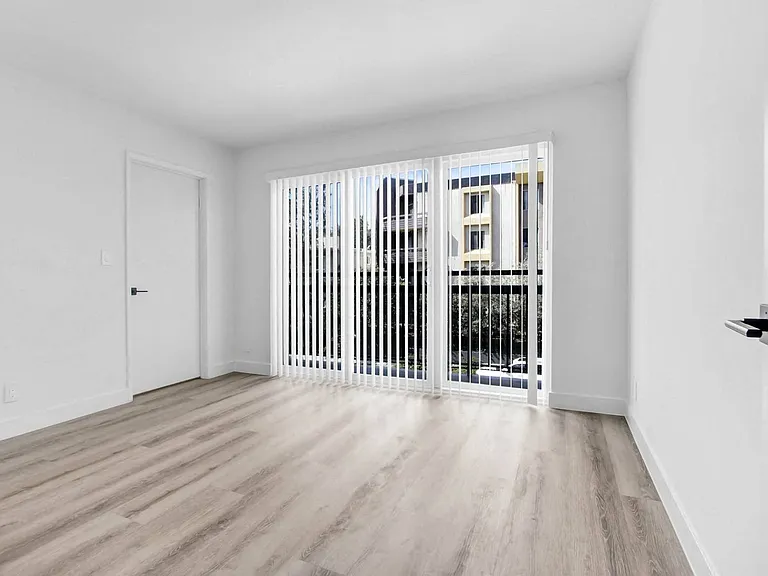 520 Kelton — Photo 18