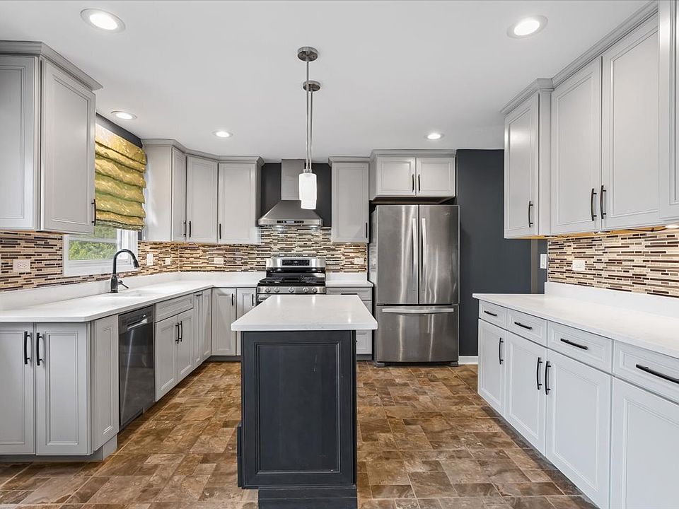 2nd image of 371 Larchmont Ct