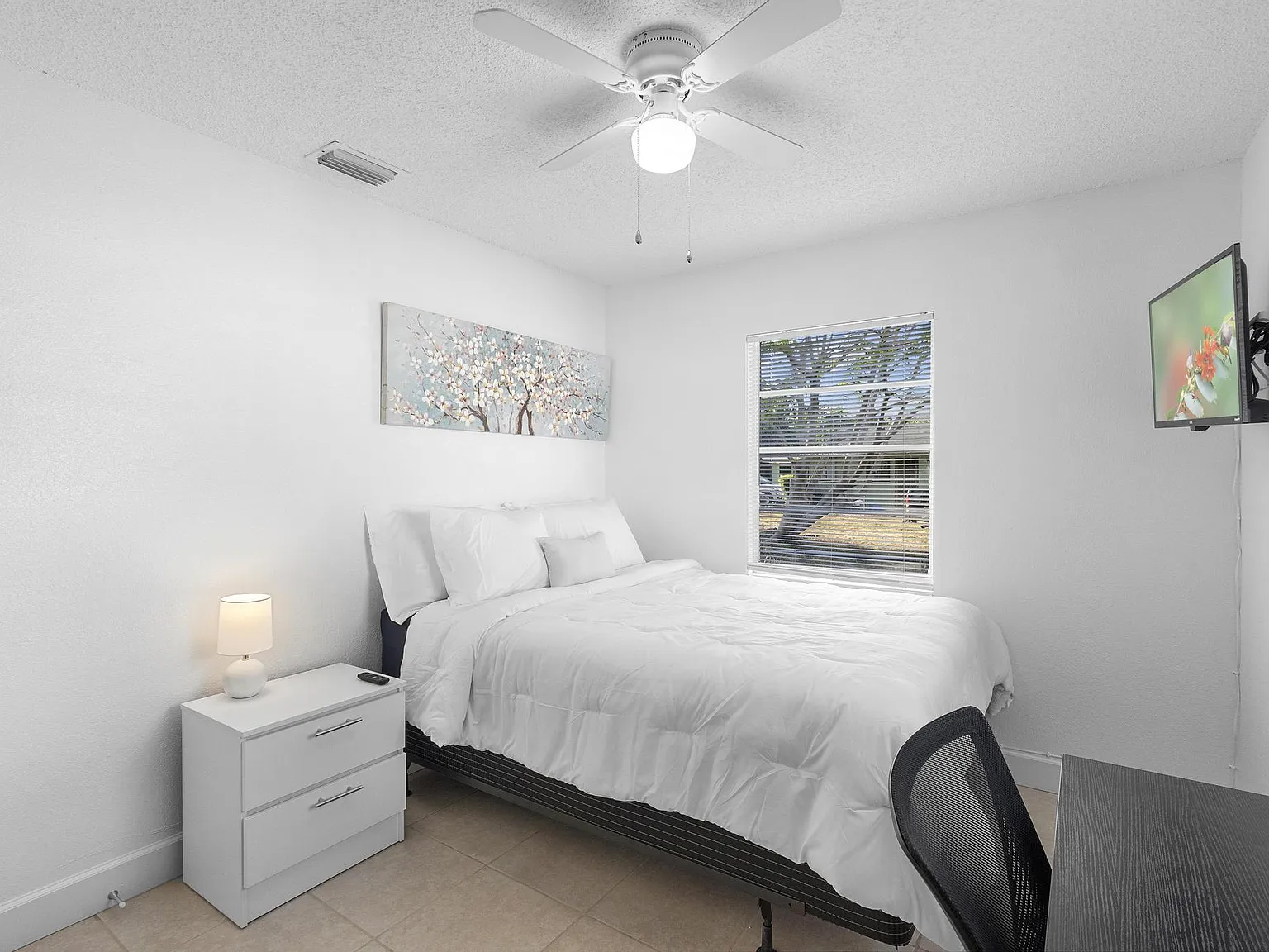Room #1 Serene Den 

Large queen room with ergonomic desk, TV & closet cozy, stylish & move-in ready in Sanford, FL