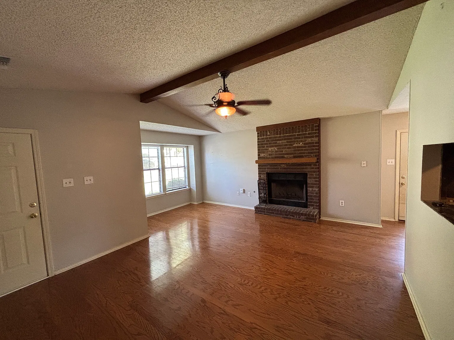 1608 Calgary Trl — Photo 2