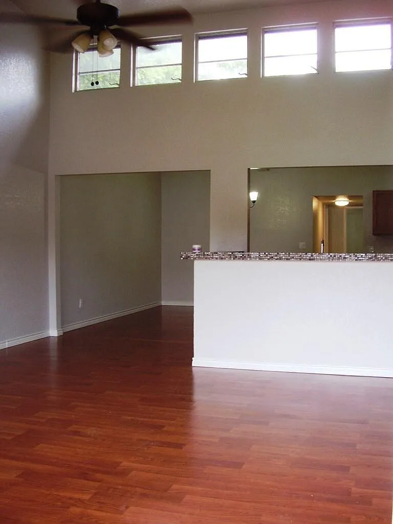 3 bed, 2.0 bath, 1384 sqft, $1,700 — Photo 2