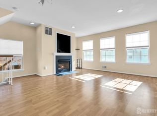 63 Giera Ct, Parlin, NJ 08859