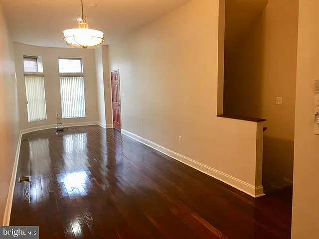 2 bed, 2.5 bath, 2700 sqft, $1,800 — Photo 2