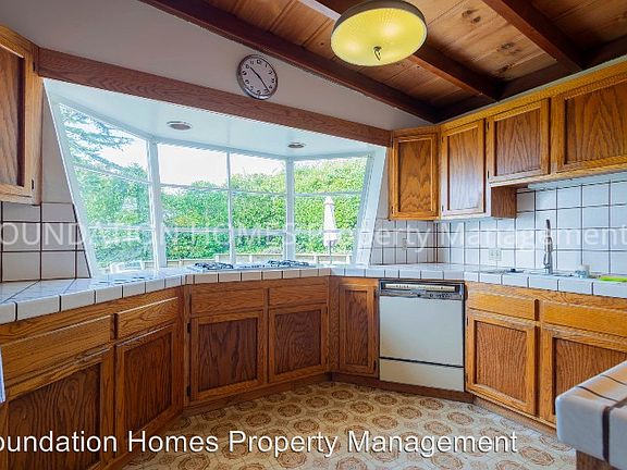 5th image of 542 Comstock Dr