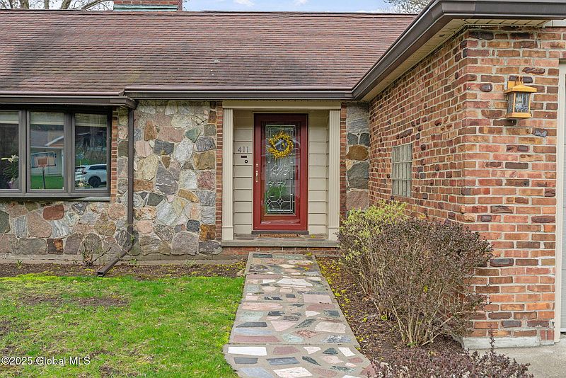 3rd image of 411 Oakridge Drive