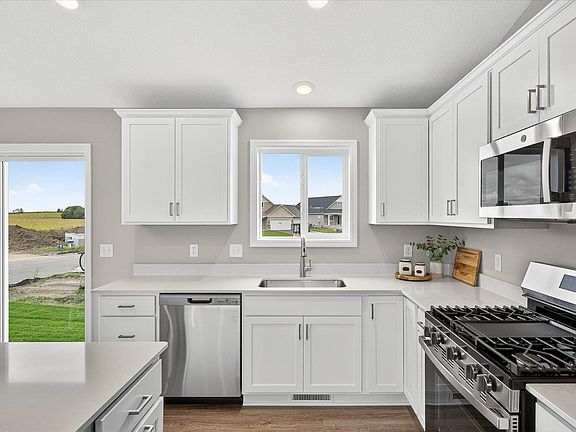 2nd image of 913 Brandenburg Ln