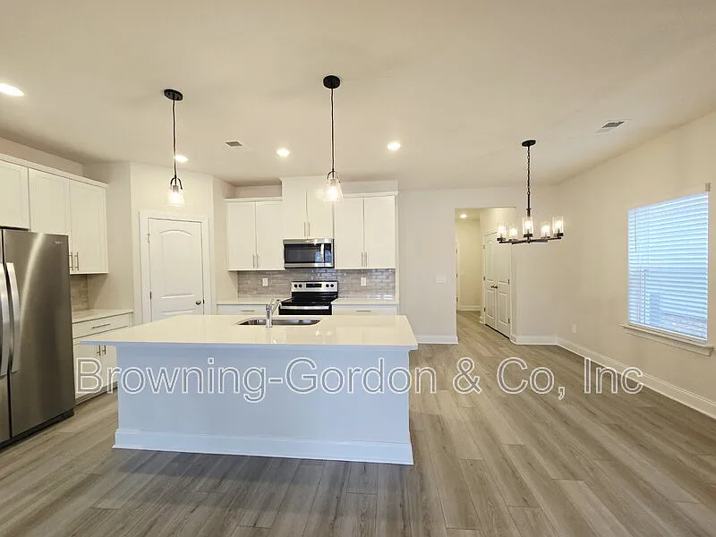 5 bed, 3.0 bath, 2433 sqft, $2,700 — Photo 2