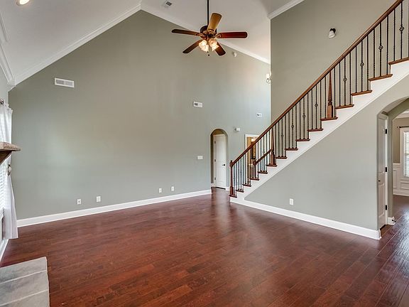 5th image of 521 Larkspur Dr.