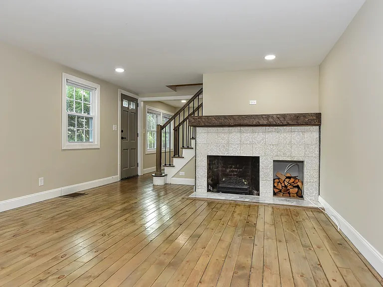 6 Standish Ln — Photo 5