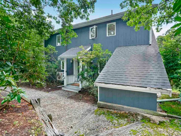 14 High Meadow Ln, Oak Bluffs, MA 02557