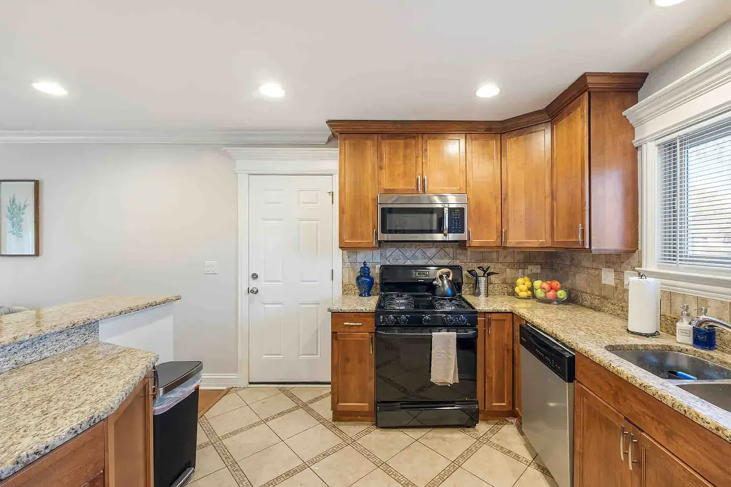 4 bed, 1400 sqft, $3,950 — Photo 2