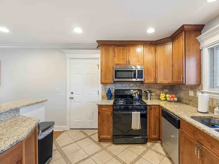 408 N Windsor Dr — Photo 2