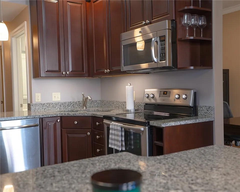 2 bed, 1.0 bath, 1044 sqft, $2,000 — Photo 4