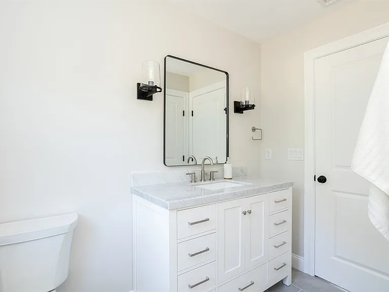65 Great Neck Rd — Photo 21