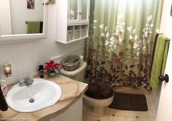 4th image of 218 White Poplar St