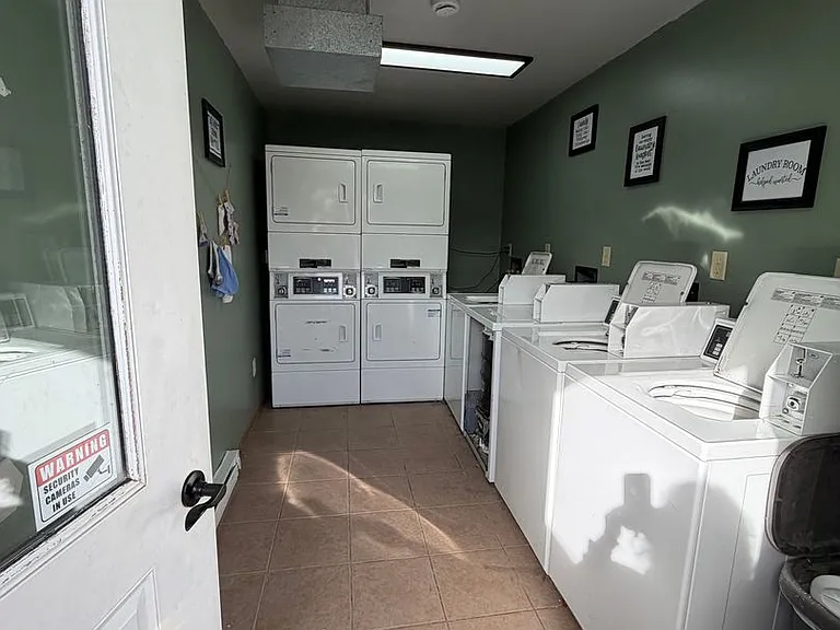 204 E Oak St — Photo 3