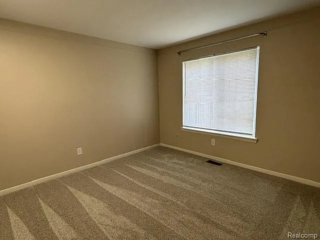 433 Fox Hills Dr S — Photo 10
