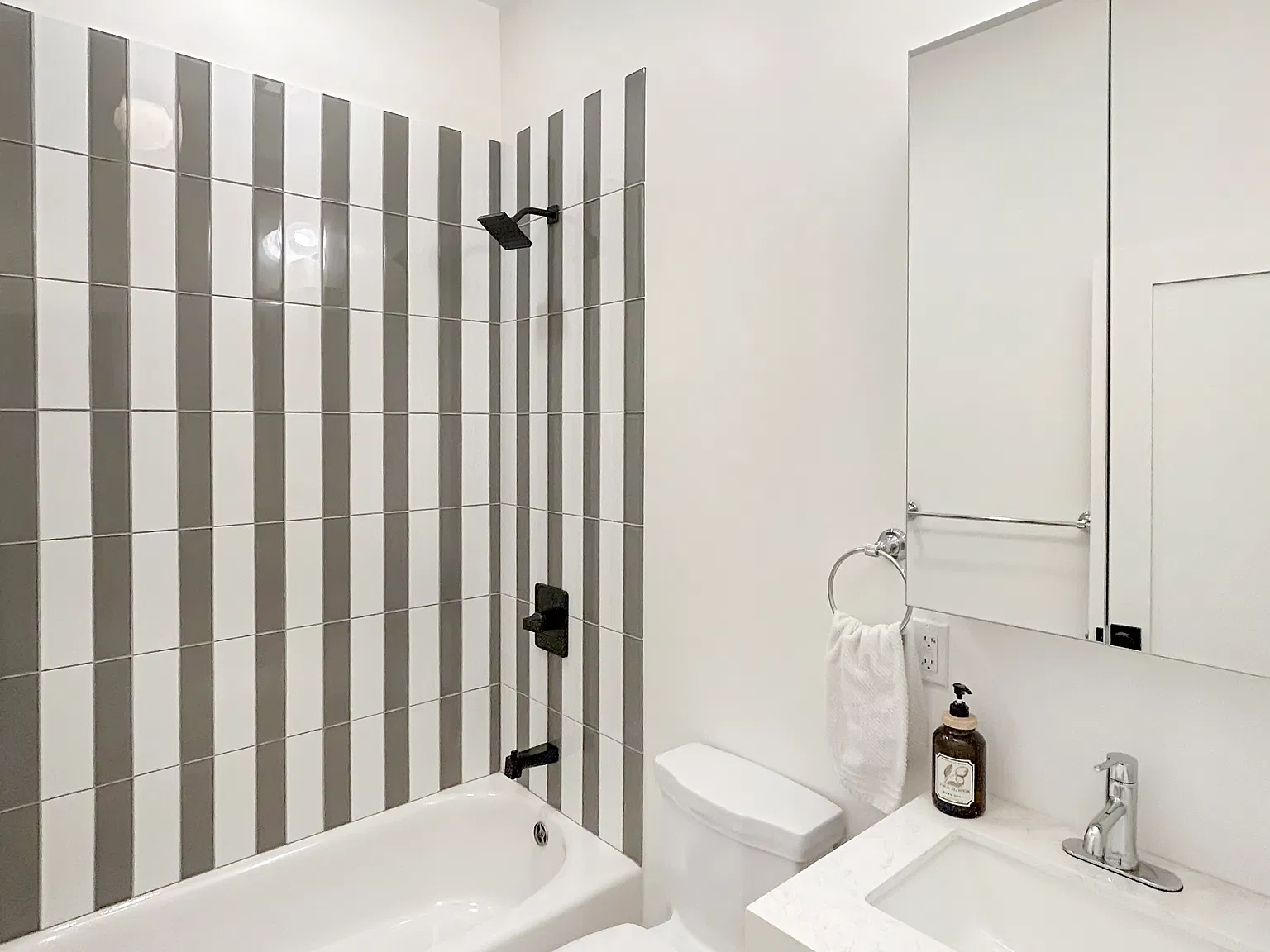 Studio, 410 sqft, $3,150 — Photo 4