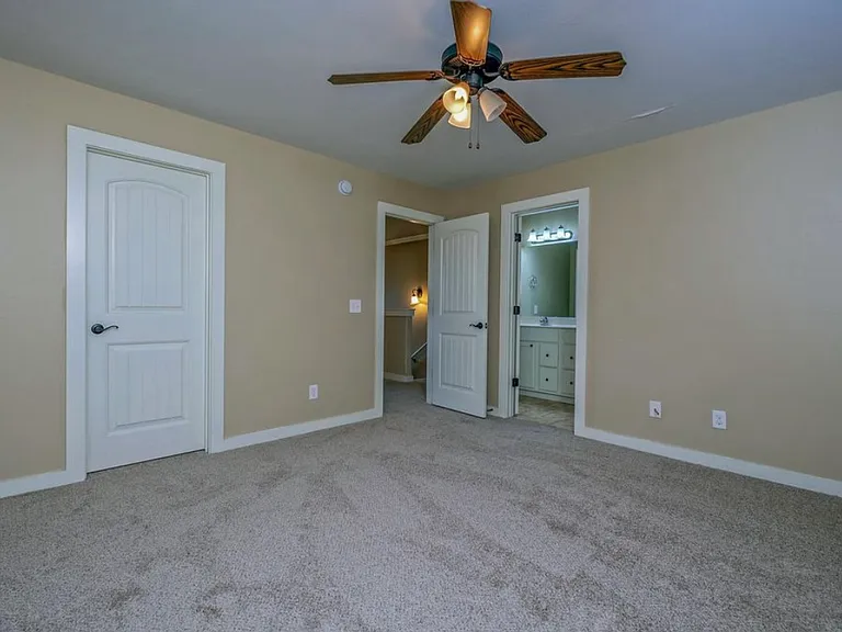 102 Venezia Ln — Photo 17