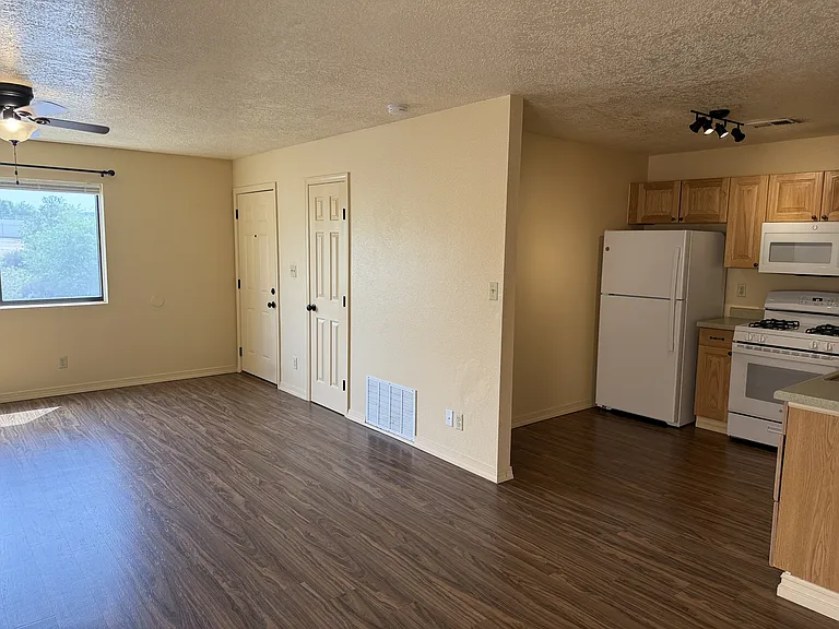 1721 Girard Blvd SE #C — Photo 4