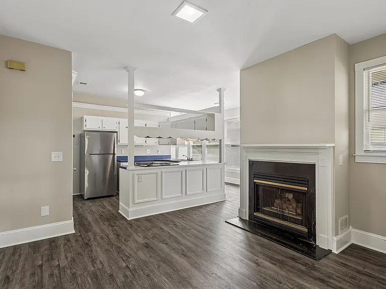 Victorian Village Apartments — Photo 37