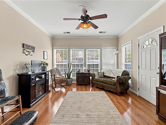 5th image of 131 Regency Row SW