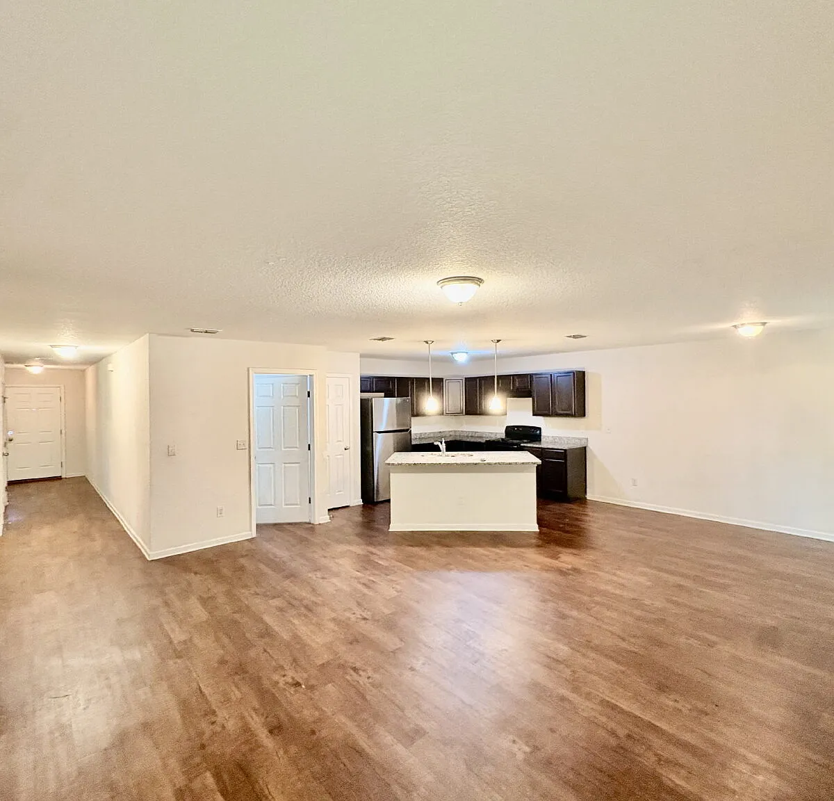 3 bed, 2.0 bath, 1430 sqft, $1,600 — Photo 2
