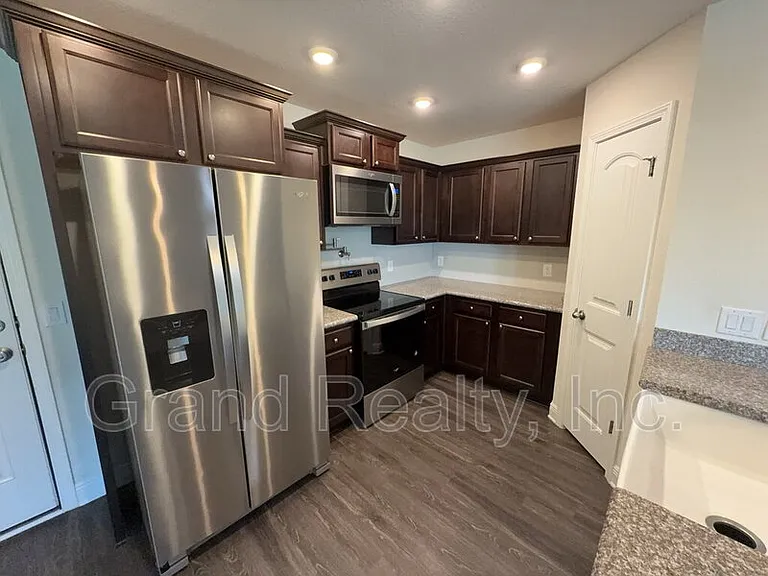 5033 Peach Dr — Photo 4